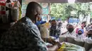 Menteri Koperasi dan Usaha Kecil dan Menengah (UKM) Teten Masduki meninjau pedagang Pasar Cempaka Putih, Jakarta, Kamis (11/6/2020). Kunjungan Menkop UKM tersebut untuk mengecek kondisi perdagangan pasar saat PSBB Transisi. (Liputan6.com/Faizal Fanani)