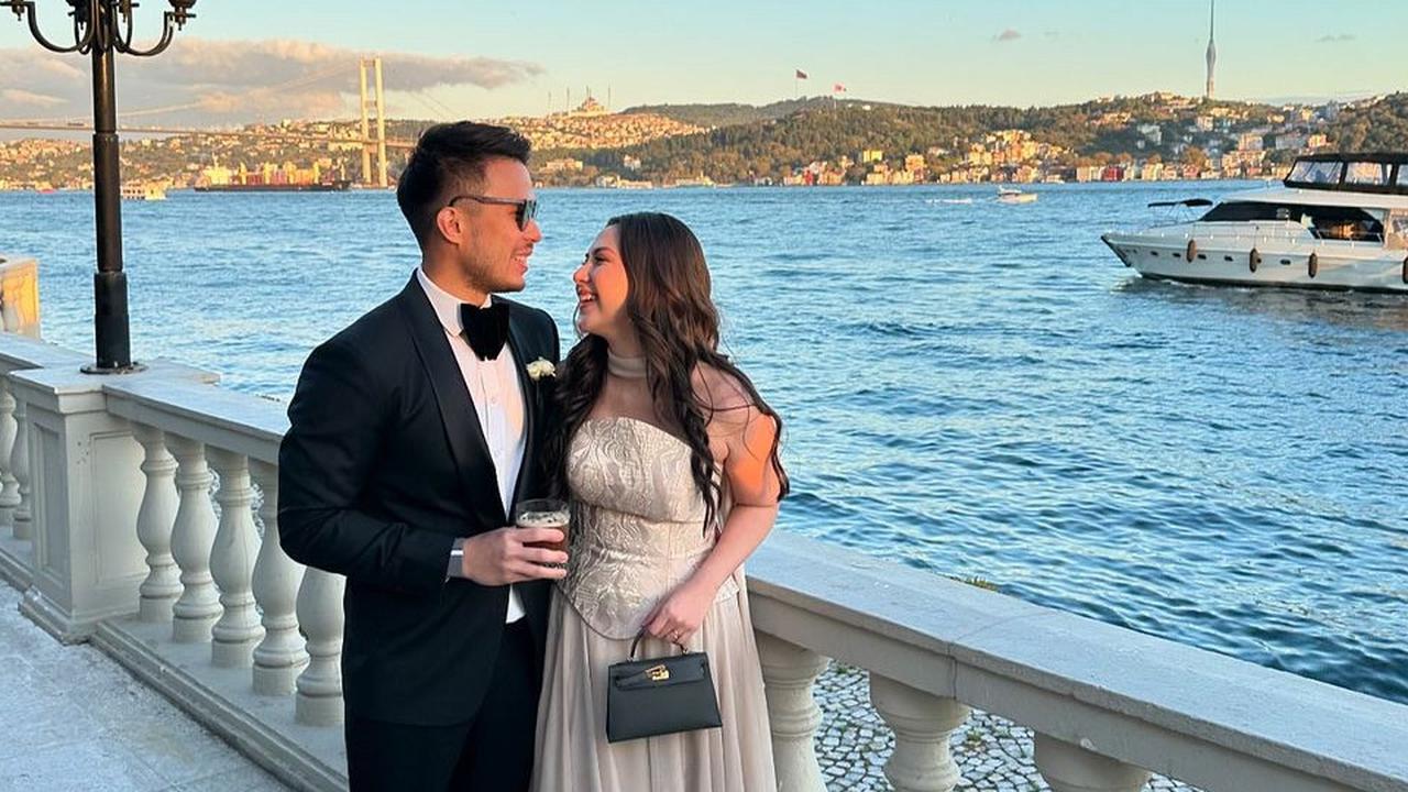 Potret Terbaru Jessica Mila Kondangan ke Turki, Tampil Cantik dan Berkelas dengan Gaun Elegan
