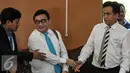 Kuasa hukum Dahlan Iskan, Yusril Ihza Mahendra (kanan) saat menghadiri sidang putusan praperadilan di Pengadilan Negeri Jaksel, Selasa (4/8/2015). Hakim mengabulkan gugatan praperadilan yang diajukan Dahlan Iskan. (Liputan6.com/Yoppy Renato)