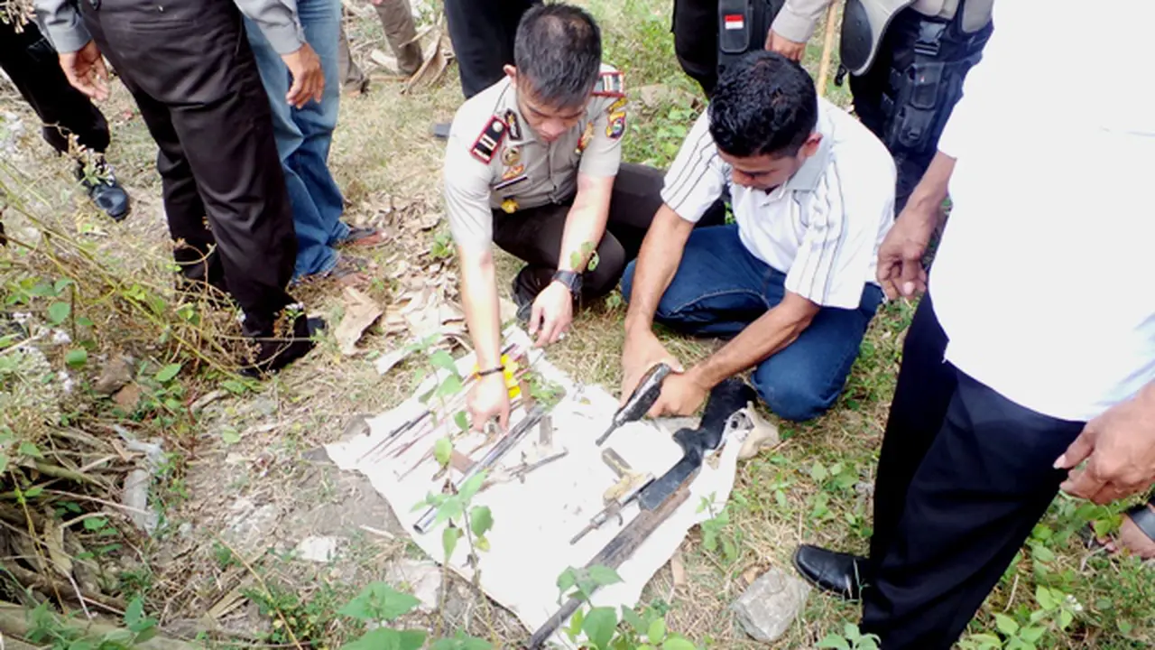 Sweeping di Dompu, Polisi Temukan Puluhan Senjata Api dan Panah
