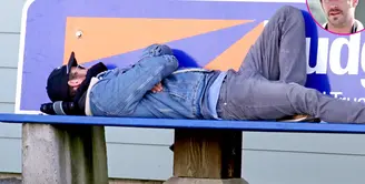 Chris Hemsworth terlihat tengah tidur di kursi umum yang berlokasikan di Vancouver Island, Kanada pada 18 Maret. (Backgrid/USWeekly)