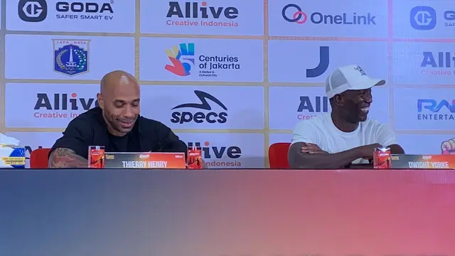 Thierry Henry dan Dwight Yorke setelah Laga Legenda Arsenal vs MU