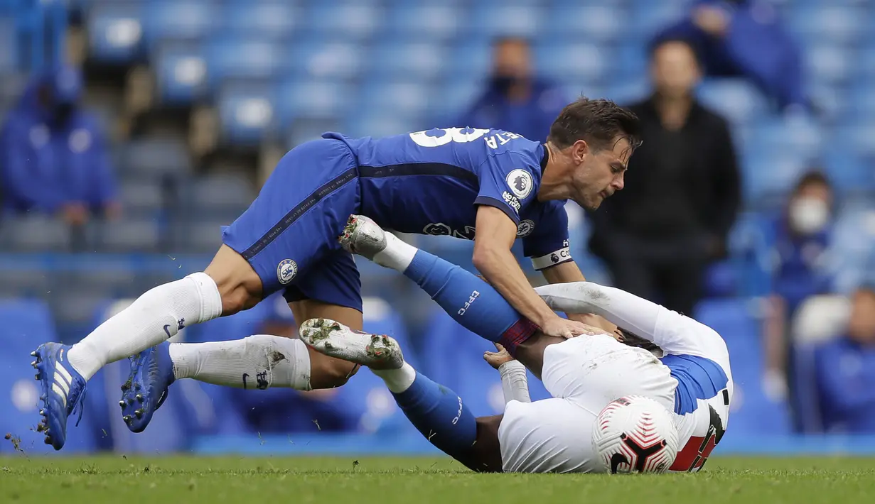 Bek Chelsea, Cesar Azpilicueta, berebut bola dengan gelandang Crystal Palace, Eberechi Eze, pada laga lanjutan Liga Inggris di Stamford Bridge, Sabtu (3/20/2020) malam WIB. Chelsea menang 4-0 atas Crystal Palace. (AFP/Kirsty Wigglesworth/pool)
