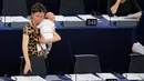 Anggota Parlemen Eropa Anneliese Dodds saat mencoba mendiamkan anaknya yang diajak rapat di kantor Parlemen Eropa, Strasbourg , Perancis , 14 April 2016. Wanita ini tampak santai menikmati rapat sambil mengasuh anaknya.  (REUTERS / Vincent Kessler)