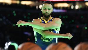 Pemain Golden State Warriors, Stephen Curry bersiap saat Three Point Contest NBA All Star 2024 di Gainbridge Fieldhouse, Indianapolis, Amerika Serikat, Minggu (18/2/2024) WIB. (AFP/Getty Images/Stacy Revere)
