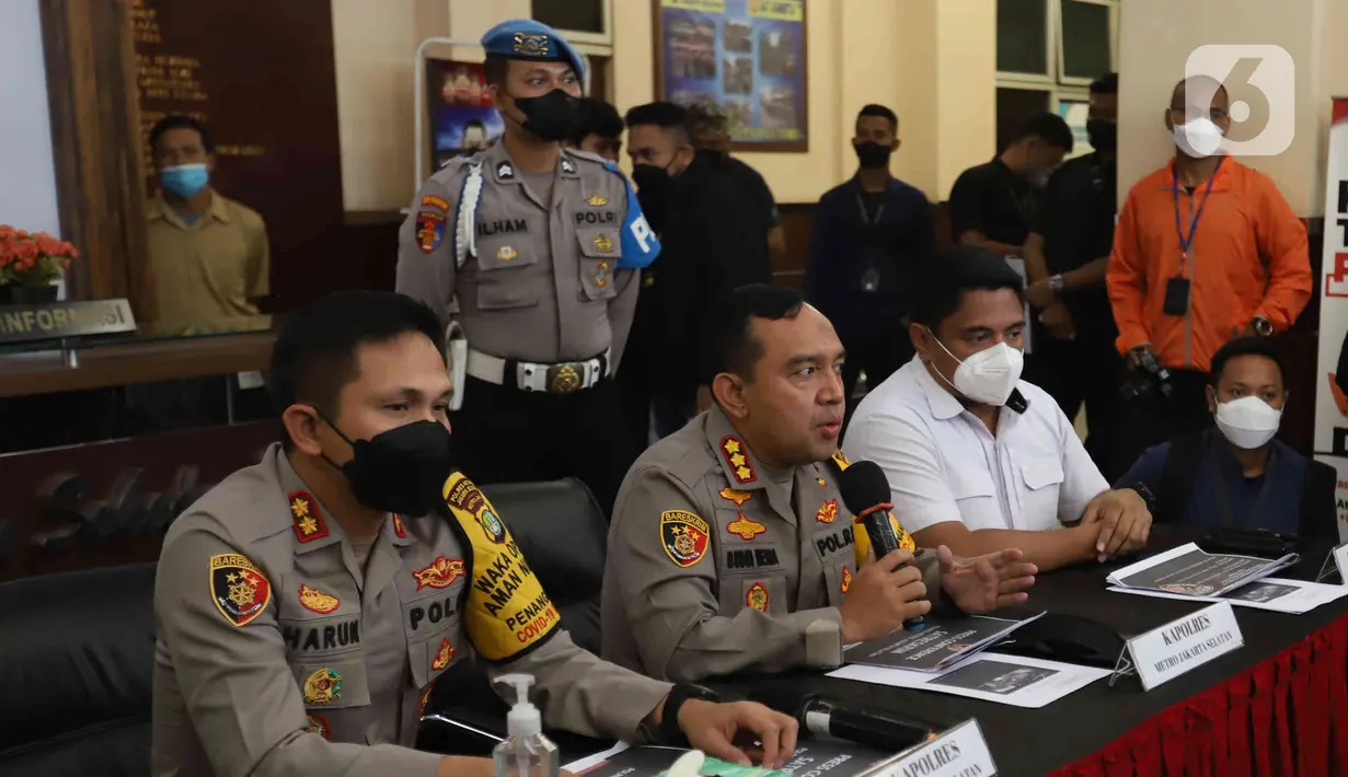 Kapolres Metro Jakarta Selatan Kombes Pol Budhi Herdi Susianto memberikan keterangan saat rilis kasus pengeroyokan di Polres Metro Jakarta Selatan, Rabu (13/4/2022). Polres Metro Jaksel membeberkan kronologi dugaan pengeroyokan Putra Siregar dan Rico Valentino. (Liputan6.com/Herman Zakharia)