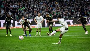 Kevin Diks mencetak gol penalti tunggal kemenangan Borussia Monchengladbach atas Union Berlin, Sabtu (28-2-2026) malam. (Dok. borussia.com)