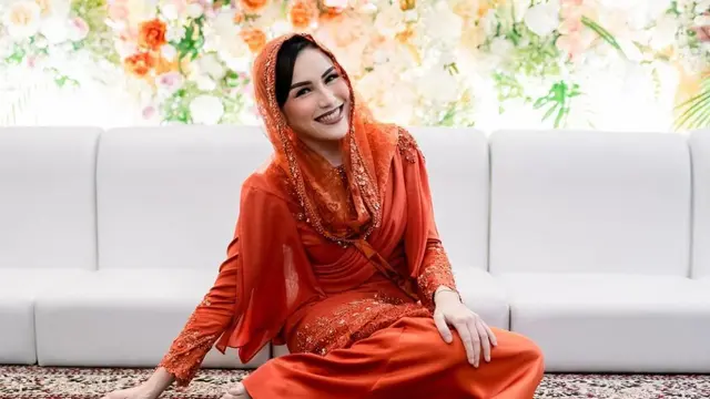 Inspirasi gaya modest Ayu Ting Ting saat sedang pengajian