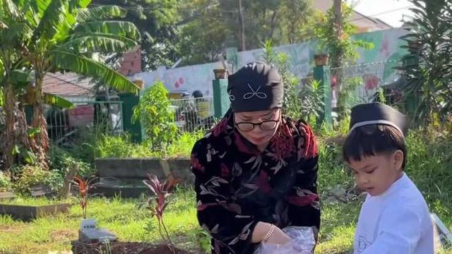 Momen Gala Sky Ziarah ke Makam Orang Tua/ Instagram @galaasky