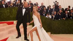 Aktor Jason Statham bersama sang kekasih, Rosie Huntington - Whiteley tiba bersamaan di ajang Met Gala bertemakan 'Manus x Machina: Fashion In An Age of Technology' yang digelar di Metropolitan Museum of Art, New York, Senin (2/5). (REUTERS/Lucas Jackson)