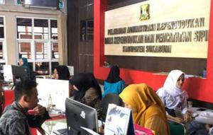 Situasi kantor Disdukcapil Sukabumi tetap ramai dipenuhi warga. (Liputan6.com/Fira Syahrin)