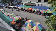 Sejumlah pedagang kaki lima (PKL) memadati kawasan Pasar Asemka, Jakarta, Jumat (6/2/2015). (Liputan6.com/Faizal Fanani)