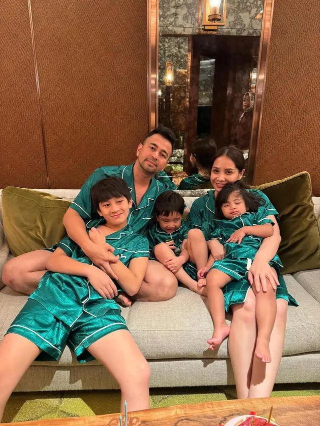 Rayakan Ulang Tahun Bersama, Nagita Slavina dan Raffi Ahmad Kompak Pakai Piyama Hijau Bareng Anak-Anak