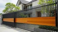 Merasa Rumah Kurang Aman? 10 Model Pagar Besi Tinggi Kombinasi Kayu Ini Bisa Dicoba