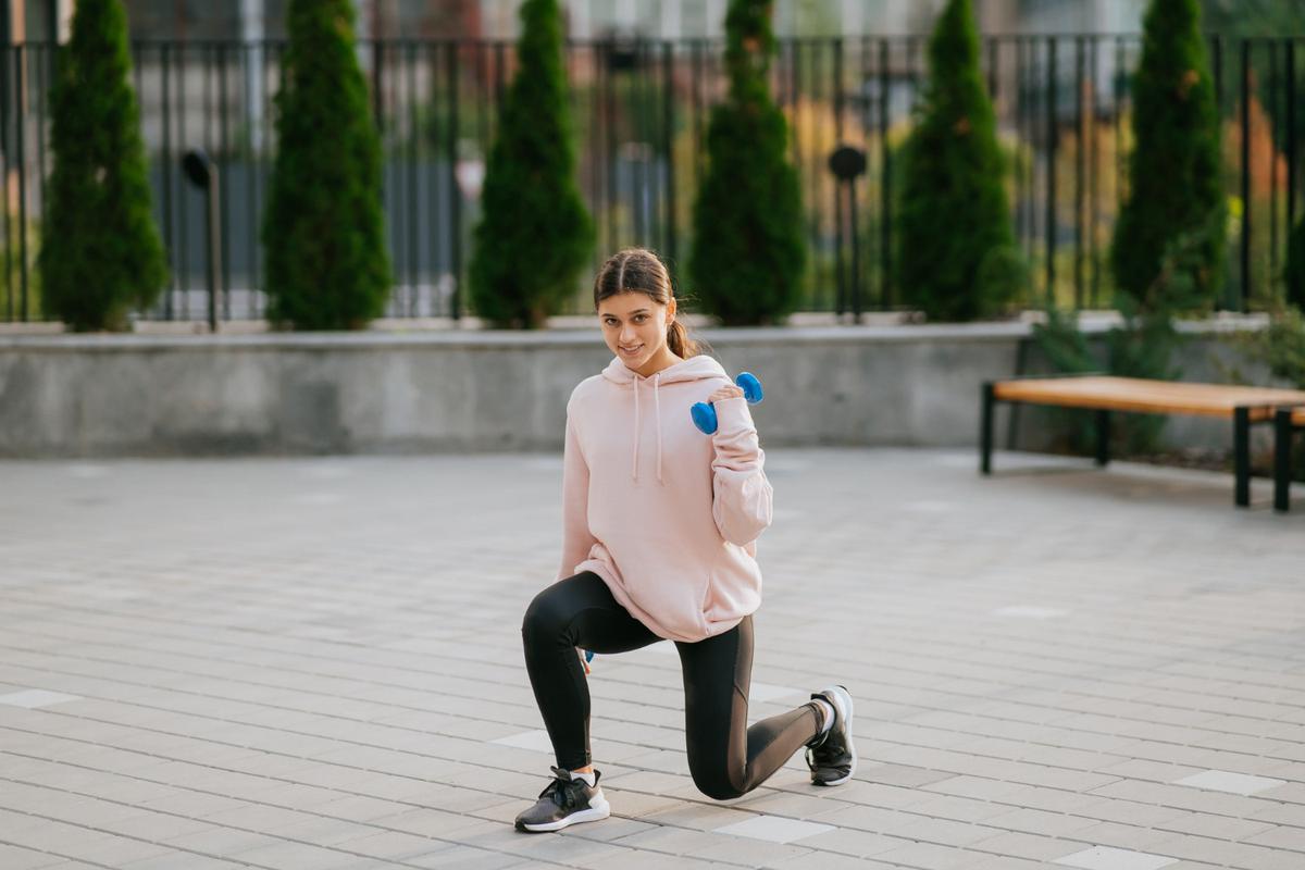 Ilustrasi Side Lunge dengan Single Arm Shoulder Press