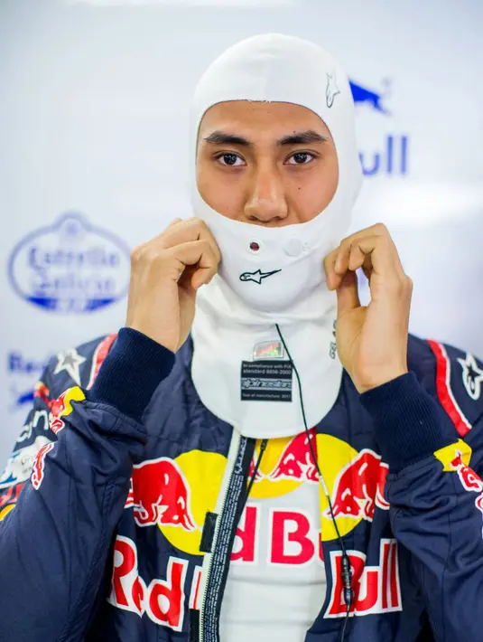 Pebalap Indonesia, Sean Gelael dengan seragam tim Toro Roso saat melakukan debutnya pada sesi tes bebas pertama di F1 GP Singapura (16/9/2017). Sean tampil tenang tanpa masalah pada debut tersebut. (Bola.com/Toro Roso)