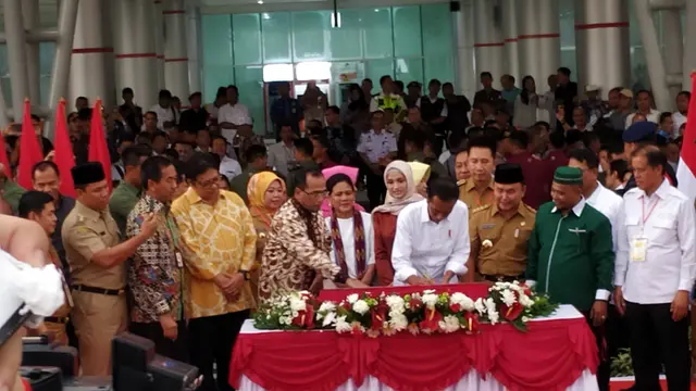 Presiden Joko Widodo (Jokowi) meresmikan terminal baru Bandara Tjilik Riwut di Palangkaraya, Kalimantan Tengah. Dok Merdeka.com