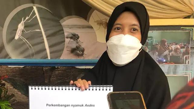 Peneliti Balai Besar Litbang Vektor dan Reservoir Penyakit (B2P2VRP), Kementerian Kesehatan RI, Aryani Pujiyanti, SKM., MPH. mengenalkan perangkap nyamuk yang disebut Lethal Ovitrap. (Foto: Liputan6.com/Ade Nasihudin)