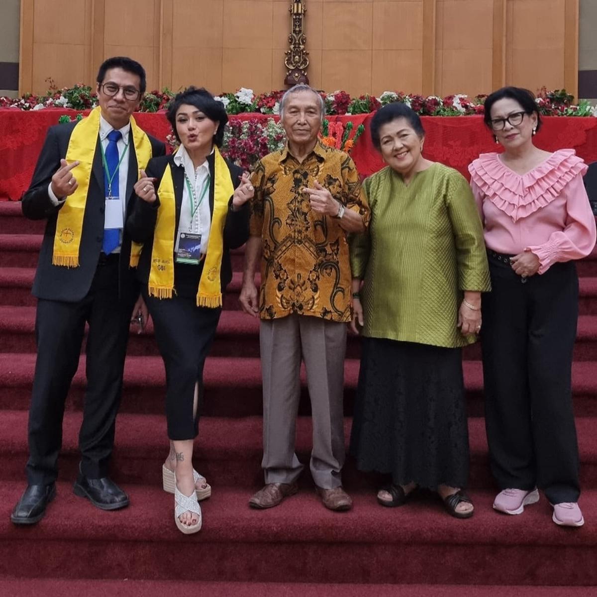 Potret Tamara Geraldine dan Suami Resmi Jadi Pastor, Anak Turut Bangga