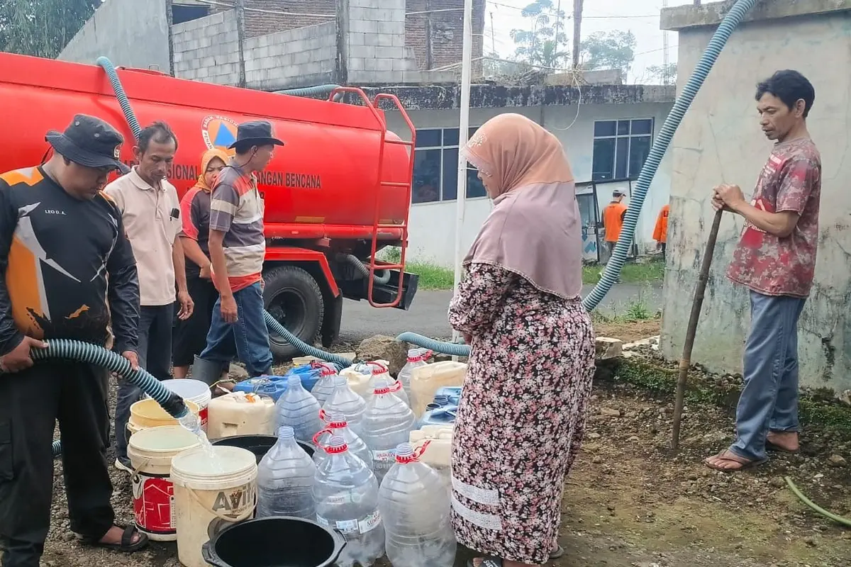 Personil BPBD Kabupaten Pemalang mendistribusikan air bersih kepada warga terdampak kekeringan pada Jumat (26/6).