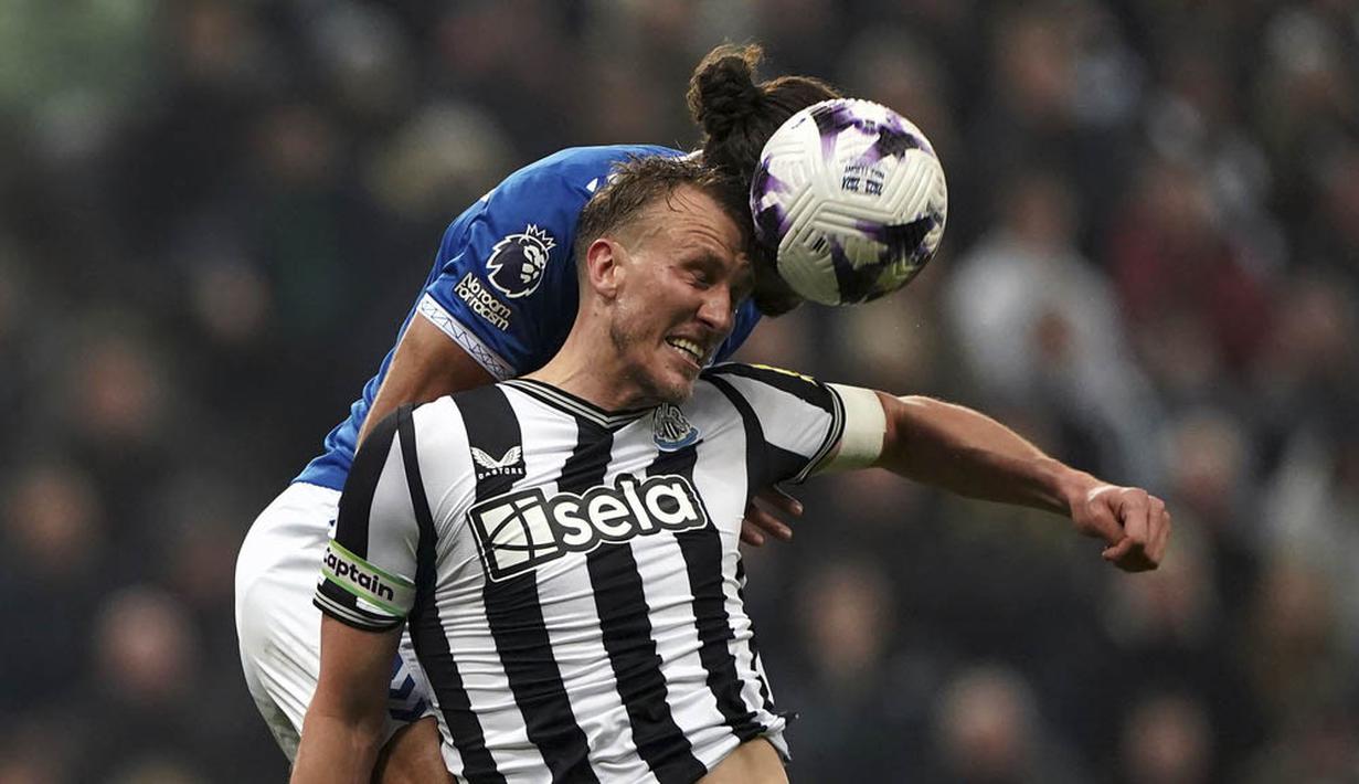 Pemain Everton, Calvert-Lewin, duel udara dengan pemain Newcastle United, Dan Burn, pada laga pekan ke-31 Liga Inggris di St. James' Park, Rabu (3/4/2024). (Owen Humphreys/PA via AP)