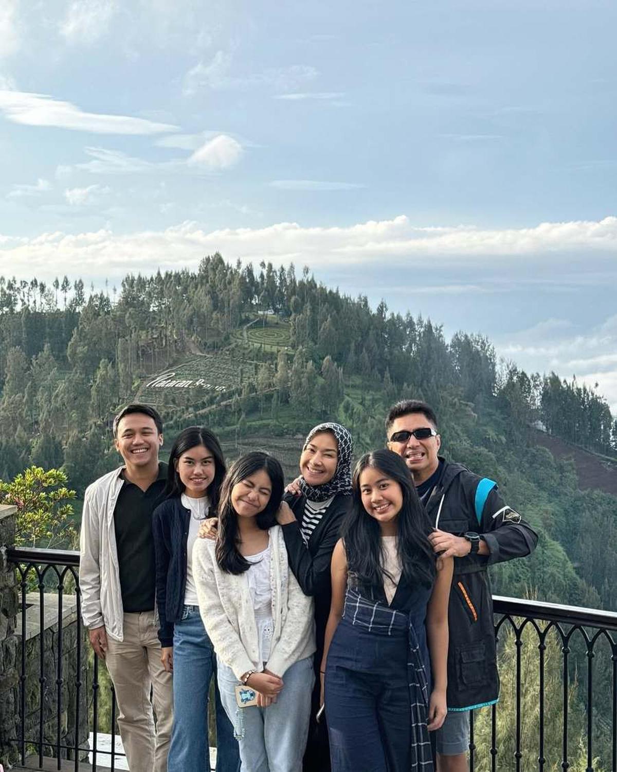 Baru Saja Dilamar Kekasih, Begini 7 Potret Namira Adjani Anak Alya Rohali Dapat Surprise Ultah di Gunung