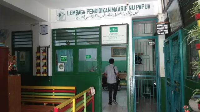 Masjid Jami' tergabung dalam satu komplek dengan SD dan SMP Nurul Huda
