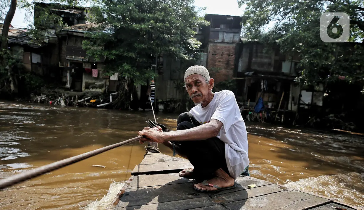 Keberadaan perahu ini juga membantu warga mempersingkat jarak dan waktu tempuh. (Liputan6.com/Angga Yuniar)