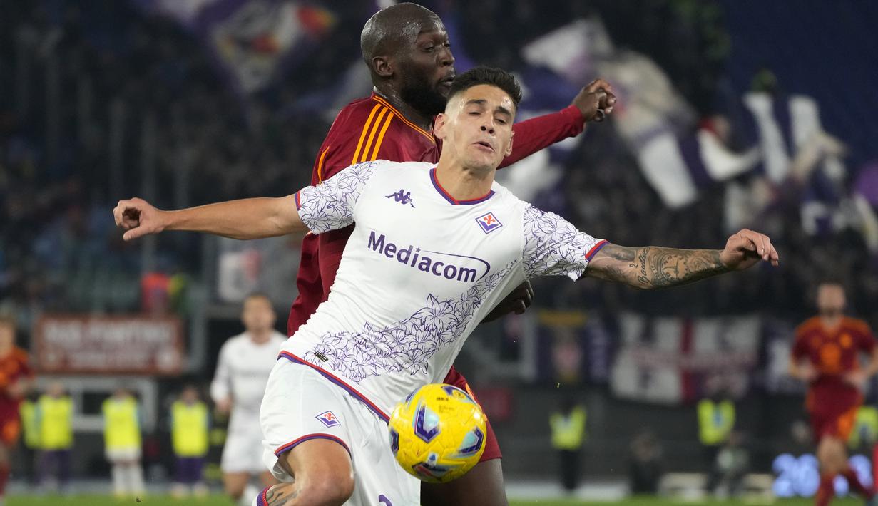 Bek Fiorentina Lucas Martinez Quarta berebut bola dengan penyerang AS Roma Romelu Lukaku dalam laga Serie A 2023/2024 giornata 15 di Olimpico, Senin (11/12/2023) dini hari WIB. (AP Photo/Gregorio Borgia)