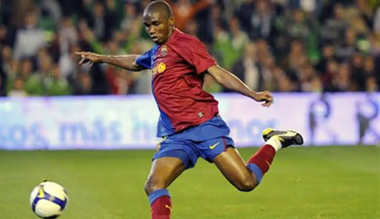 Barcelona's Samuel Eto&acute;o scores a penalty against Betis during their Spanish league match at the Ruiz de Lopera stadium in Sevilla, on February 14, 2009. AFP PHOTO/CRISTINA QUICLER