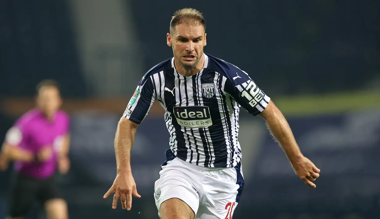 4. Branislav Ivanovic (36 tahun) - Branislav Ivanovic merupakan pemain yang pernah dikenal tangguh saat bersama Chelsea. Ivanovic dengan bergabung West Bromwich Albion dari Zenit St Petersburg pada bursa transfer musim ini dengan status bebas transfer. (AFP/Carl Recine/pool)