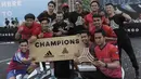 Bintang liga 1, Michael Essien, Paulo Sergio dan Achmad Jufriyanto foto bersama saat acara Adidas Tango League di Senayan City, Jakarta, Minggu (13/8/2017). Acara ini merupakan bagian dari peluncuran sepatu anyar Adidas. (Bola.com/M Iqbal Ichsan)