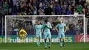 Reaksi pemain Barcelona, Javier Mascherano dan  Iniesta setelah pemain Levante mencetak gol keempat pada jornada ke-37 La Liga di Estadio Ciudad de Valencia, Senin (14/5). Barcelona dipaksa menyerah dengan kedudukan 5-4 di markas Levante (AP/Alberto Saiz)