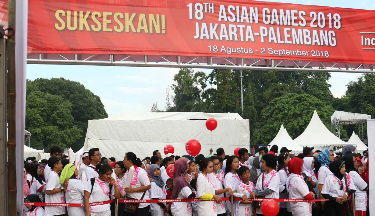 Warga memadati acara peluncuran logo Asian Games 18th di Senayan, Jakarta, Sabtu (27/12/2015). Peluncuran logo ni dibuka oleh Wakil Presiden Jusuf Kalla. (Bola.com/Nicklas Hanoatubun)