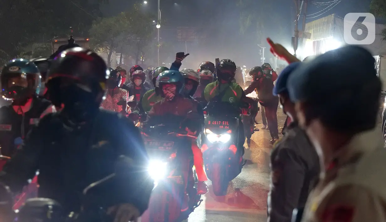 Pemudik motor melintas di posko penyekatan mudik di Kedungwaringin, Kabupaten Bekasi, Jawa Barat, Selasa (11/5/2021) dini hari. Bila sudah dialirkan, nantinya pemudik akan kembali disekat oleh titik Polres di Jawa Barat dengan penyekatan berlapis. (Liputan6.com/Herman Zakharia)