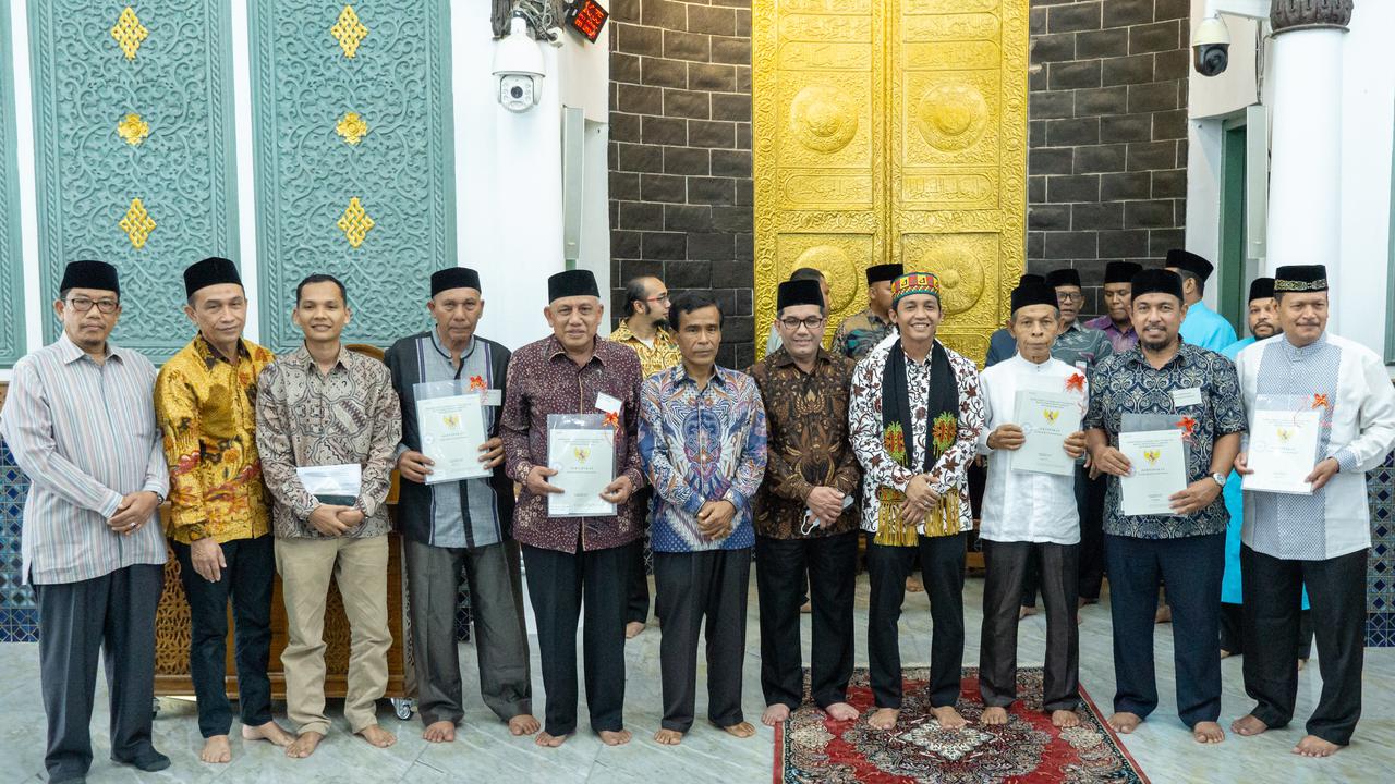 Wakil Menteri Agraria dan Tata Ruang dan Badan Pertanahan Nasional (ATR/BPN), Raja Juli Antoni menyerahkan sertifikat wakaf di Mesjid Raya Baiturrahman, Banda Aceh.