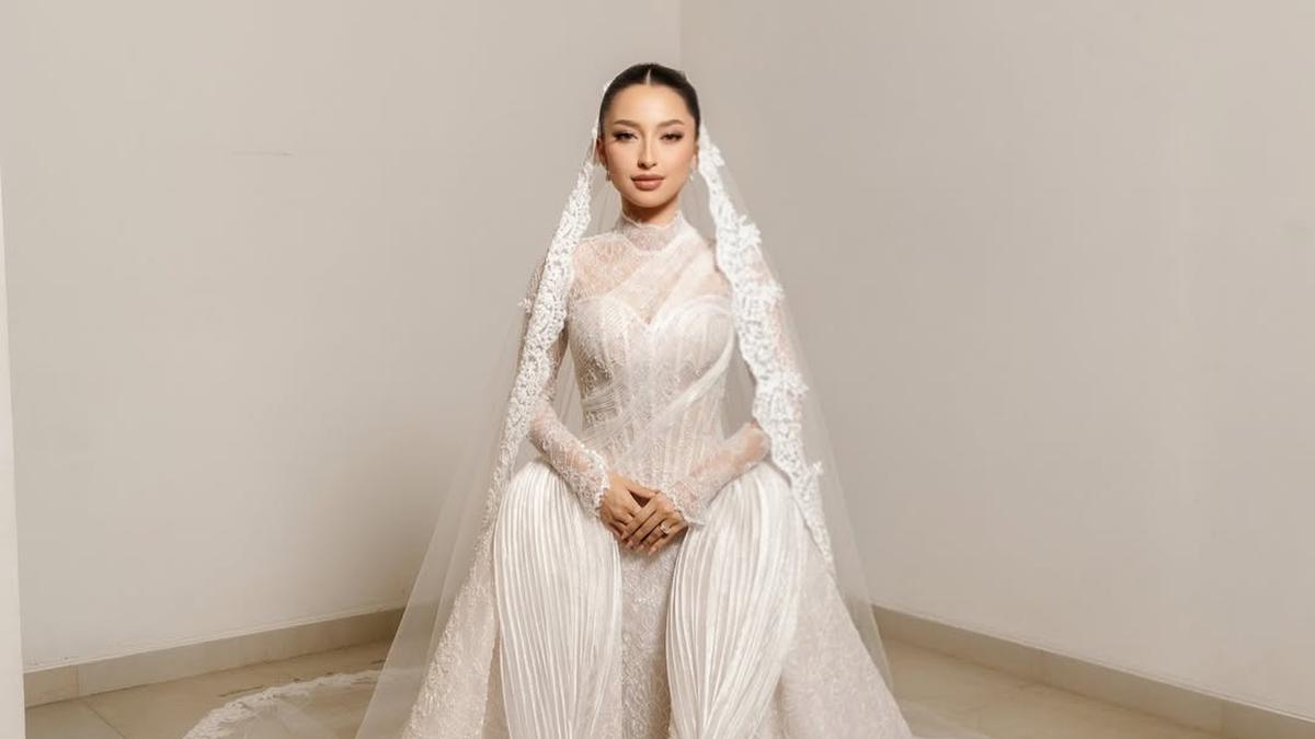 Momen Spesial Jennifer Coppen dengan First Wedding Gown, Tampil Bak Putri Dongeng Modern Berhiaskan Lace dan Kristal