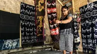Mama Adriana Rambuadji membuat kain tenun di Desa Adat Prailiu, Sumba Timur, NTT, Sabtu (15/12). Harga kain tenun Sumba tergantung tingkat kesulitan, waktu pembuatan, dan sejarahnya. (Liputan6.com/JohanTallo)