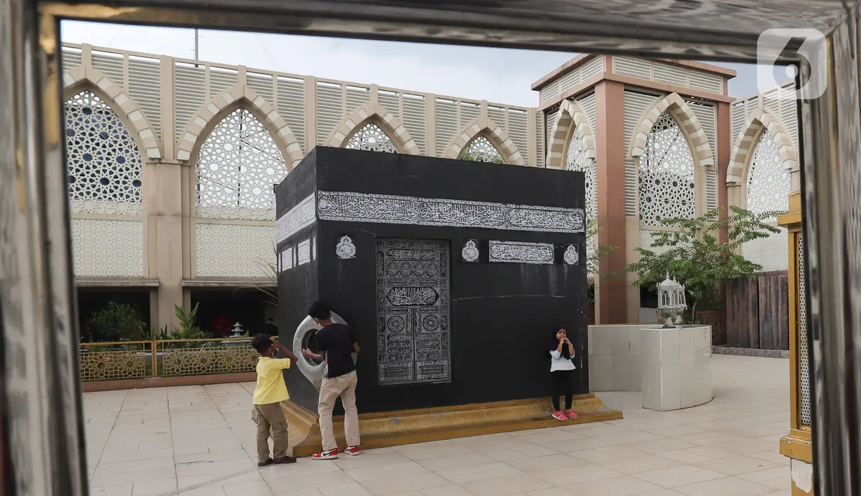 Pengunjung melihat miniatur Kakbah di Masjid Nurul Iman, Blok M Square, Jakarta, Sabtu (2/4/2022). Miniatur Ka'bah itu sebagai fasilitas untuk calon jemaah dari agen perjalanan yang ingin melaksanakan latihan simulasi manasik haji dengan kapasitas 300 orang. (Liputan6.com/Herman Zakharia)