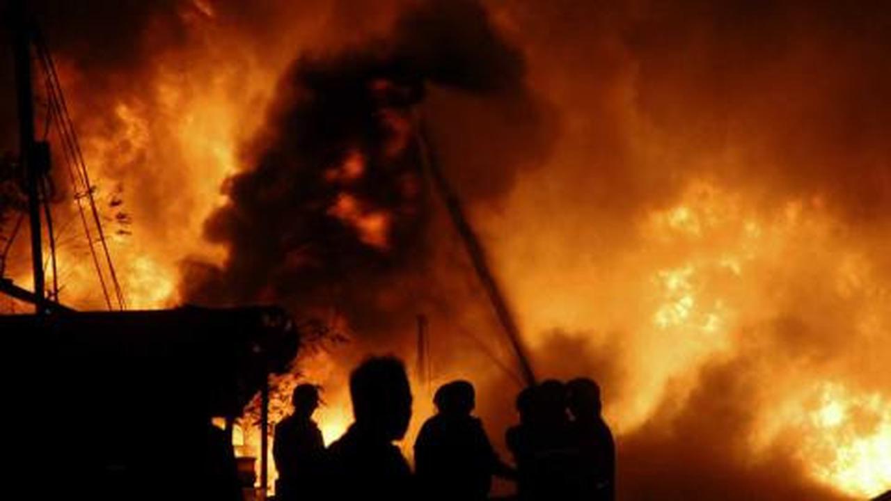 Jelang tengah malam, api di gudang oli masih nyala