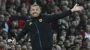 Pelatih Wolverhampton, Gary O'Neil saat memberikan instruksi kepada para pemainnya di pertandingan melawan Manchester United, Selasa (15/8/2023) dini hari WIB. (AP Photo/Rui Vieira)
