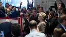 Calon Presiden AS dari Partai Demokrat, Hillary Clinton disambut warga jelang memberikan suaranya saat pemilihan presiden AS di Chappaqua, New York, AS, Selasa (8/11). (AFP PHOTO / Brendan Smialowski)