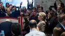 Calon Presiden AS dari Partai Demokrat, Hillary Clinton disambut warga jelang memberikan suaranya saat pemilihan presiden AS di Chappaqua, New York, AS, Selasa (8/11). (AFP PHOTO / Brendan Smialowski)