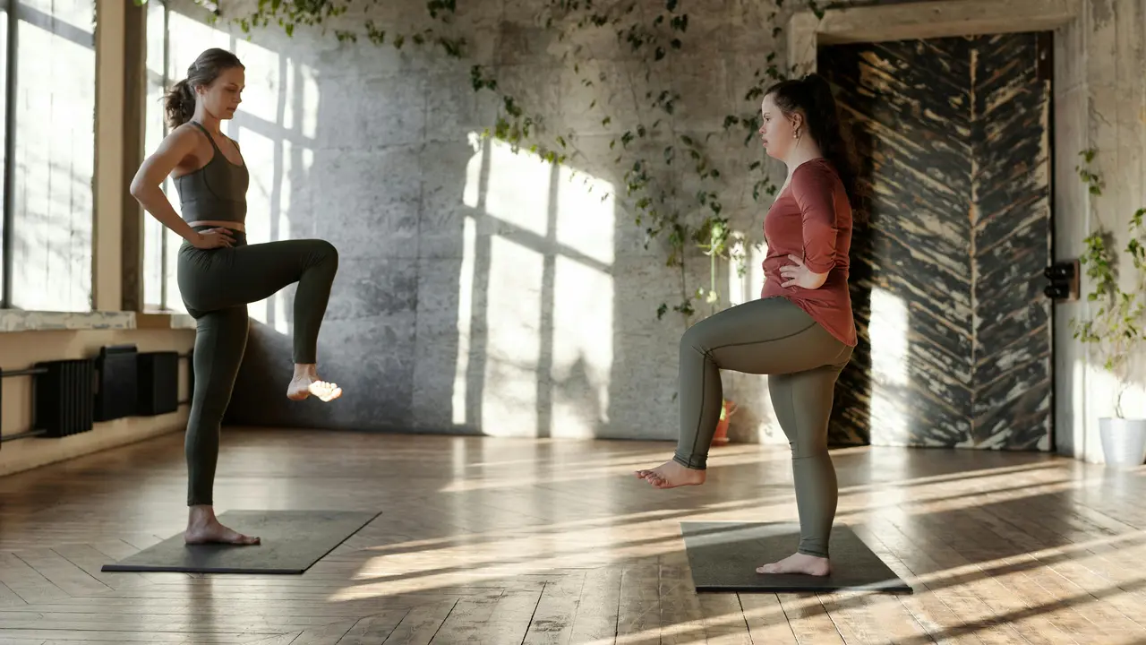 Ingin Postur Tubuh Lebih Seimbang? Standing Knee Raise Bisa Jadi Latihan Harianmu