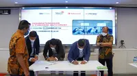 Penandatanganan perjanjian jual beli antara Telkomsel dan Mitratel dalam pengalihan 6.000 menara telekomunikasi (BTS) pada 29 Juli 2022. (Foto: Corpcomm Telkomsel)