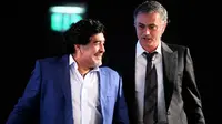Diego Maradona ternyata punya kebiasaan menghubungi Jose Mourinho saat tim asuhannya kalah telak. (AFP/Marwan Naamani)