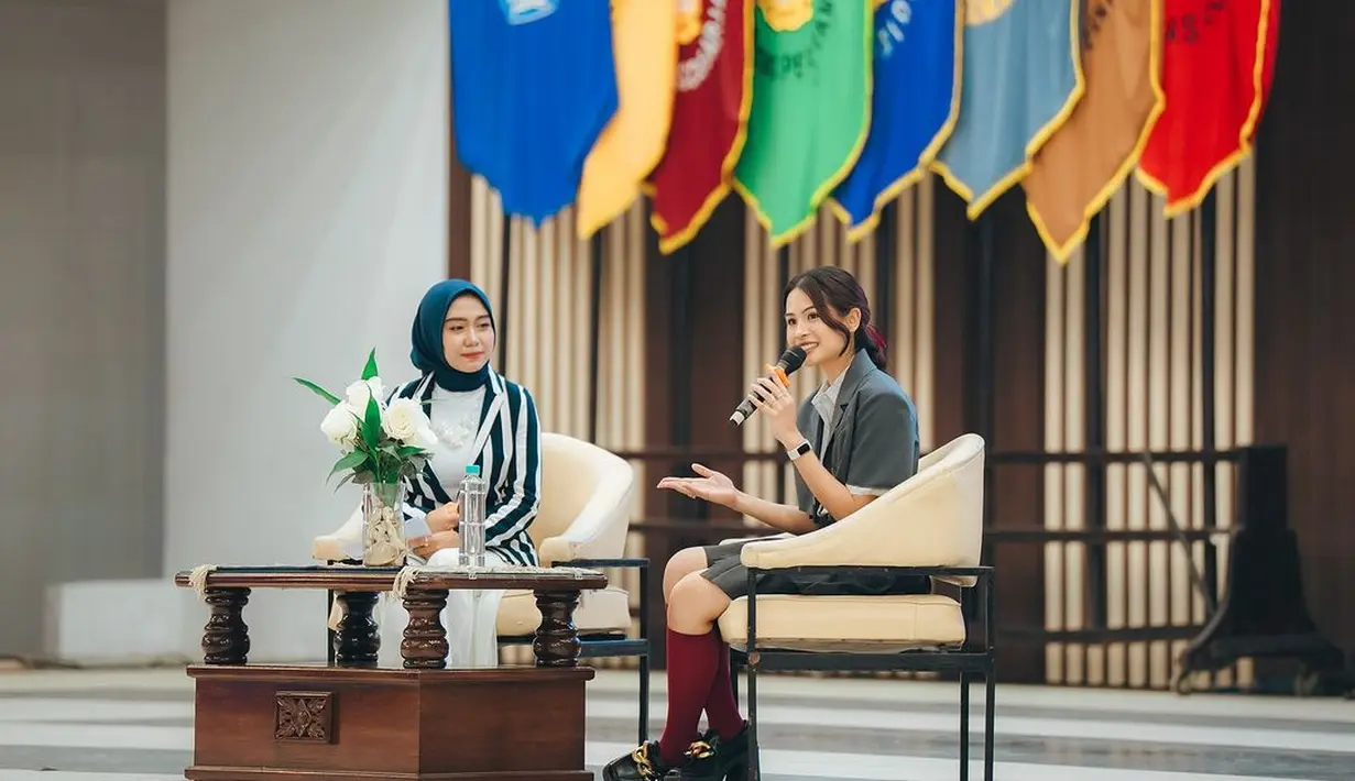 Maudy Ayunda tampil stylish dengan busana yang mirip dengan seragam SMA [@maudyayunda]