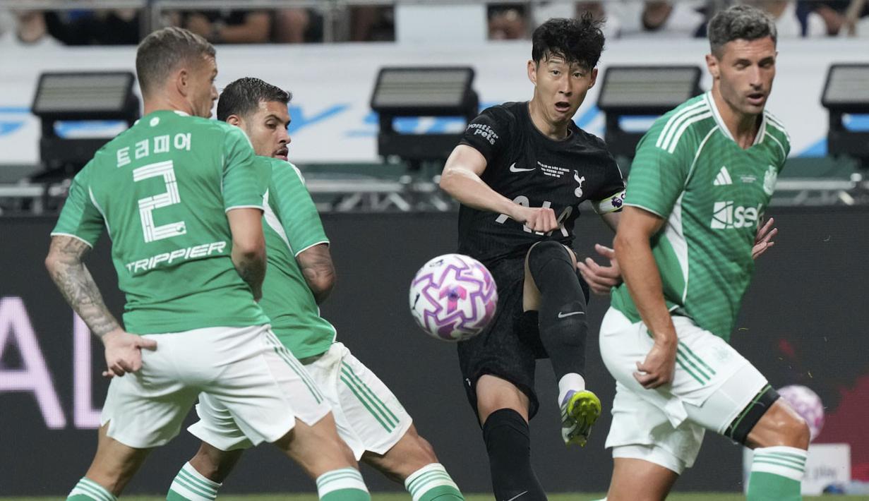 Pemain Tottenham Hotspur, Son Heung-min berusaha melepaskan tembakan di antara para pemain Newcastle dalam laga persahabatan yang berlangsung di Seoul World Cup Stadium, Seoul, Korea Selatan, Minggu (03/08/2025) waktu setempat. (AP Photo/Ahn Young-joon)