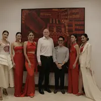 Dubes Australia Paul Grigson beserta desainer dan model dalam Mini Runway Show yang digelar di kediamannya (23/10/2017) (Liputan6.com/Citra Dewi)