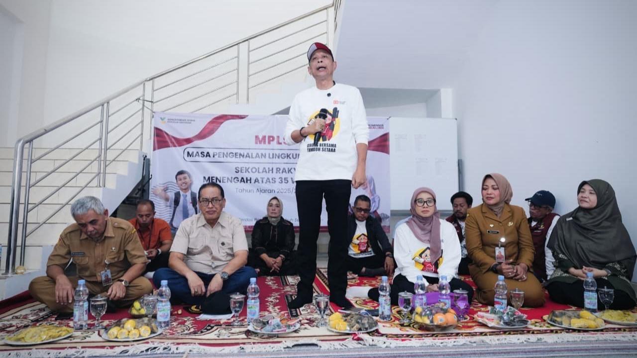 Wakil Menteri Sosial Agus Jabo Priyono saat berkunjung ke Sekolah Rakyat Menengah Atas (SRMA) 35 Wonosobo, Jawa Tengah